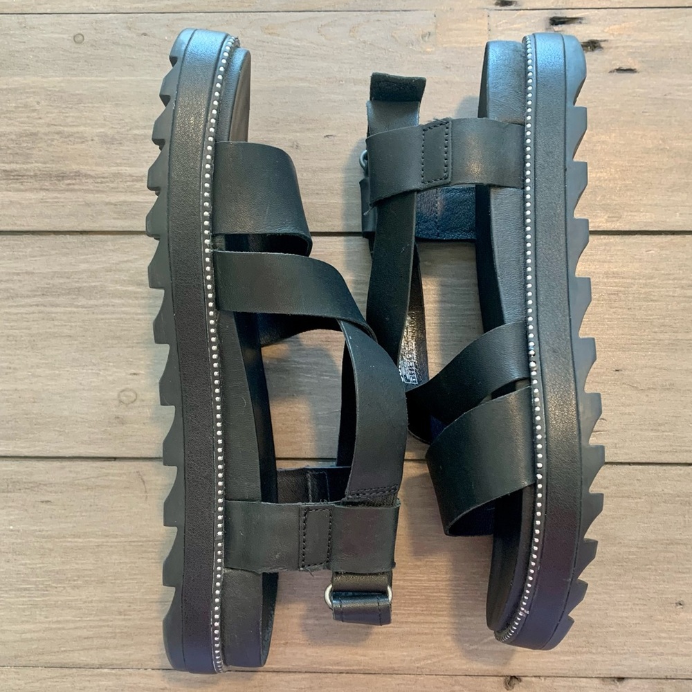 Sorel roaming cross cross sandal